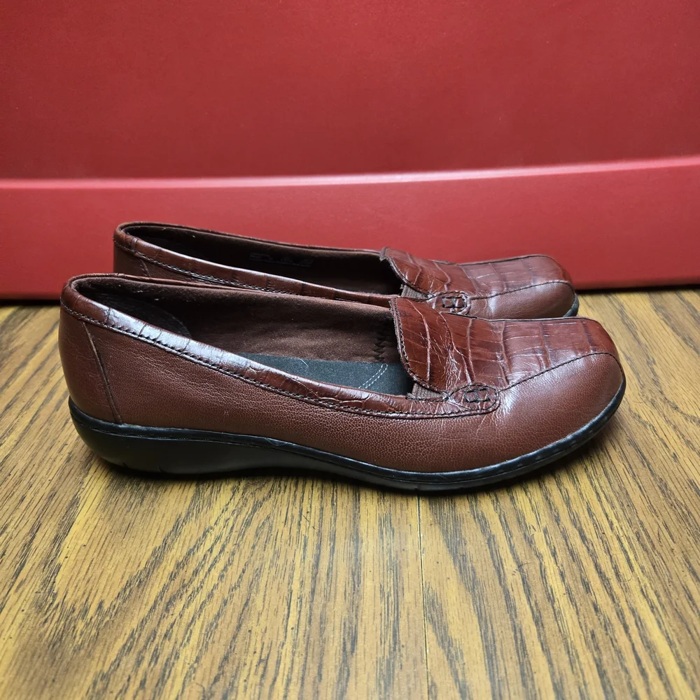 Women's Clarks Alligator Loafers. - Picture 2 of 7